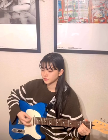 蒼戸虹子がギターを弾いている写真
