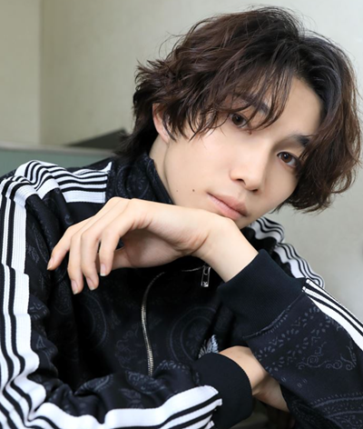 遠藤健慎がジャージ風の服を着ている画像