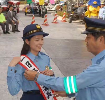 長浜警察署の一日署長を務めた堀田真由